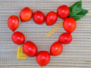 Tomatenherz mit Spaghettipfeil